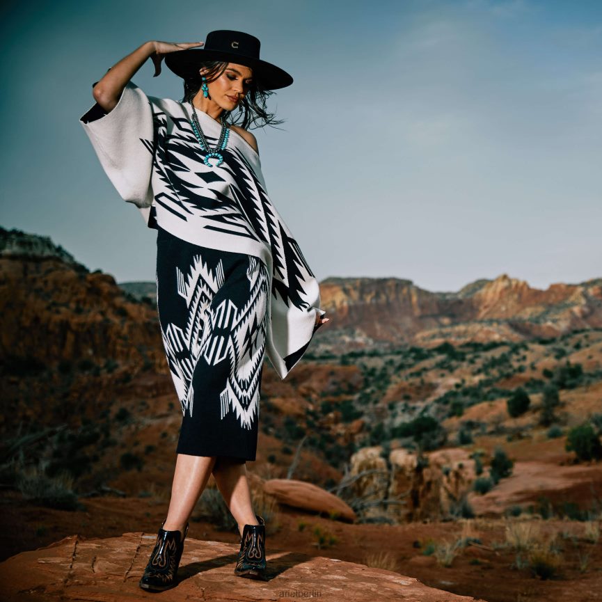 Ariat Chimayo-Pulloverrock Frauen P4JJPR3300 Schwarz/Buttercreme Böden