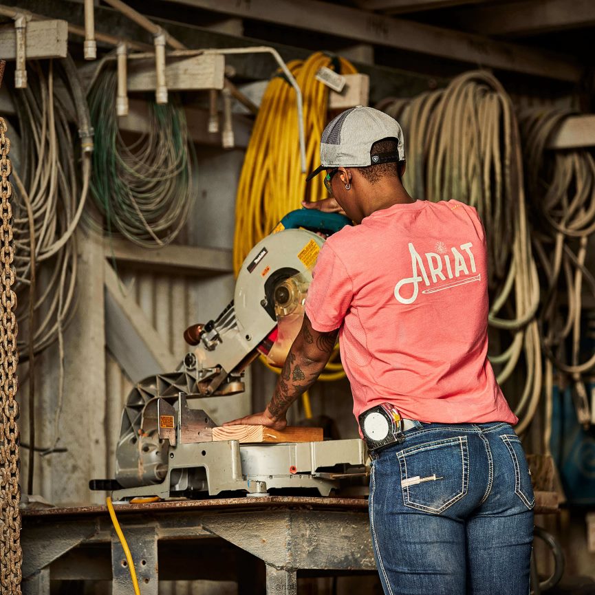 Ariat Bewehrungsarbeiter-Grafik-T-Shirt Frauen P4JJPR3083 Teebeere Spitzen